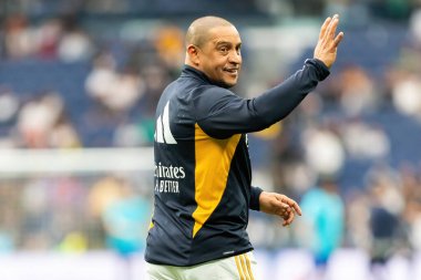 Madrid, İspanya - 23 Mart 2024: Santiago Bernabeu 'da Real Madrid Leyendaa ve Porto Vintage arasında dayanışma maçı. Roberto Carlos sahada futbol oynuyor. Roberto Carlos topu aldı..