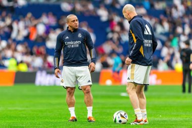 Madrid, İspanya - 23 Mart 2024: Santiago Bernabeu 'da Real Madrid Leyendaa ve Porto Vintage arasında dayanışma maçı. Roberto Carlos sahada futbol oynuyor. Roberto Carlos topu aldı..