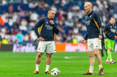 Madrid, İspanya - 23 Mart 2024: Santiago Bernabeu 'da Real Madrid Leyendaa ve Porto Vintage arasında dayanışma maçı. Roberto Carlos sahada futbol oynuyor. Roberto Carlos topu aldı..