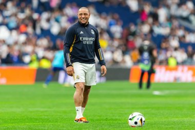 Madrid, İspanya - 23 Mart 2024: Santiago Bernabeu 'da Real Madrid Leyendaa ve Porto Vintage arasında dayanışma maçı. Roberto Carlos sahada futbol oynuyor. Roberto Carlos topu aldı..