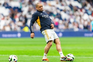 Madrid, İspanya - 23 Mart 2024: Santiago Bernabeu 'da Real Madrid Leyendaa ve Porto Vintage arasında dayanışma maçı. Roberto Carlos sahada futbol oynuyor. Roberto Carlos topu aldı..