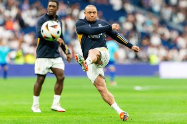 Madrid, İspanya - 23 Mart 2024: Santiago Bernabeu 'da Real Madrid Leyendaa ve Porto Vintage arasında dayanışma maçı. Roberto Carlos sahada futbol oynuyor. Roberto Carlos topu aldı..