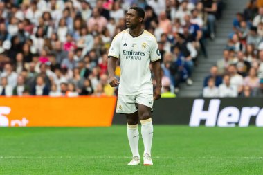 Madrid, İspanya - 23 Mart 2024: Santiago Bernabeu 'da Real Madrid Leyendaa ve Porto Vintage arasında dayanışma maçı. Gerçek Madrid efsaneleri maçta karşılaşır.