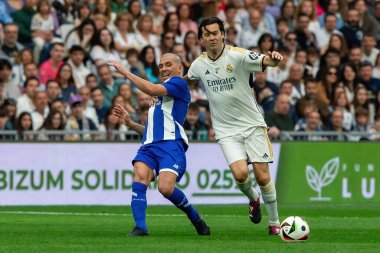 Madrid, İspanya - 23 Mart 2024: Santiago Bernabeu 'da Real Madrid Leyendaa ve Porto Vintage arasında dayanışma maçı. Gerçek Madrid efsaneleri maçta karşılaşır.