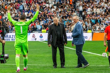 Madrid, İspanya - 23 Mart 2024: Santiago Bernabeu 'da Real Madrid Leyendaa ve Porto Vintage arasında dayanışma maçı. Gerçek Madrid efsaneleri maçta karşılaşır.
