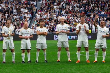 Madrid, İspanya - 23 Mart 2024: Santiago Bernabeu 'da Real Madrid Leyendaa ve Porto Vintage arasında dayanışma maçı. Gerçek Madrid efsaneleri maçta karşılaşır.