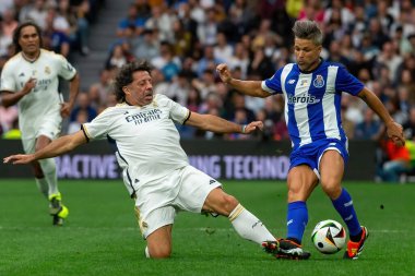 Madrid, İspanya - 23 Mart 2024: Santiago Bernabeu 'da Real Madrid Leyendaa ve Porto Vintage arasında dayanışma maçı. Gerçek Madrid efsaneleri maçta karşılaşır.