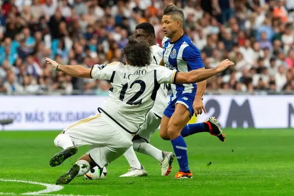 Madrid, İspanya - 23 Mart 2024: Santiago Bernabeu 'da Real Madrid Leyendaa ve Porto Vintage arasında dayanışma maçı. Gerçek Madrid efsaneleri maçta karşılaşır.