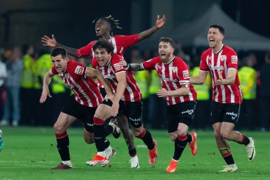 Seville, İspanya - 6 Nisan 2024: Athletic Club de Bilbao ile Real Mallorca arasındaki Copa del Rey futbol maçının finali. Atletizm oyuncuları zaferi kutluyor.