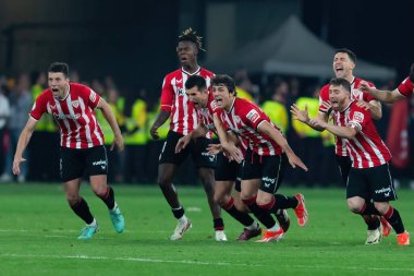 Seville, İspanya - 6 Nisan 2024: Athletic Club de Bilbao ile Real Mallorca arasındaki Copa del Rey futbol maçının finali. Atletizm oyuncuları zaferi kutluyor.