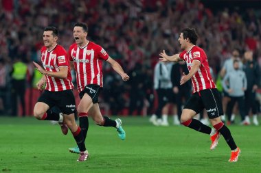 Seville, İspanya - 6 Nisan 2024: Athletic Club de Bilbao ile Real Mallorca arasındaki Copa del Rey futbol maçının finali. Atletizm oyuncuları zaferi kutluyor.