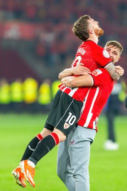 Seville, İspanya - 6 Nisan 2024: Athletic Club de Bilbao ile Real Mallorca arasındaki Copa del Rey futbol maçının finali. Atletizm oyuncuları zaferi kutluyor.