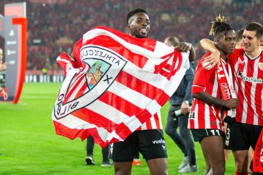 Seville, İspanya - 6 Nisan 2024: Athletic Club de Bilbao ile Real Mallorca arasındaki Copa del Rey futbol maçının finali. Atletizm oyuncuları zaferi kutluyor.