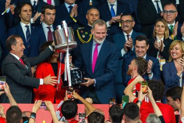 Seville, İspanya - 6 Nisan 2024: Athletic Club de Bilbao ile Real Mallorca arasındaki Copa del Rey futbol maçının finali. Kral VI. Felipe kupayı takım kaptanı Iker Munain 'e sunar.