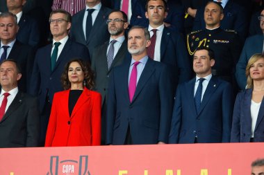 Seville, İspanya - 6 Nisan 2024: Athletic Club de Bilbao ile Real Mallorca arasındaki Copa del Rey futbol maçının finali. Kral VI. Felipe kupayı takım kaptanı Iker Munain 'e sunar.