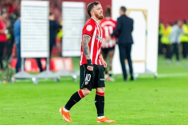 Seville, İspanya - 6 Nisan 2024: Athletic Club de Bilbao ile Real Mallorca arasındaki Copa del Rey futbol maçının finali. Bilbao Atletizm Kulübü için zafer. Iker Muniain futbol oyuncusu.