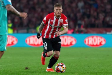 Seville, İspanya - 6 Nisan 2024: Athletic Club de Bilbao ile Real Mallorca arasındaki Copa del Rey futbol maçının finali. Bilbao Atletizm Kulübü için zafer. Iker Muniain futbol oyuncusu.