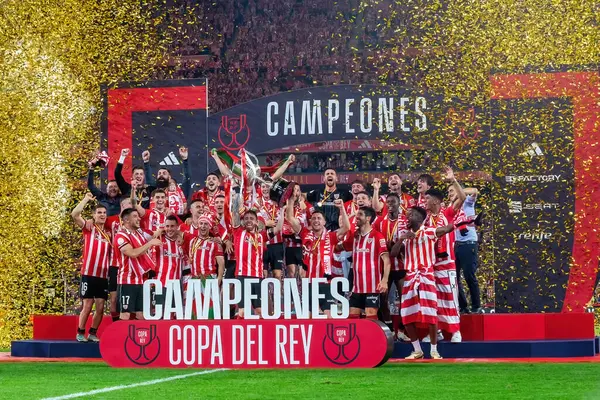 Seville, İspanya - 6 Nisan 2024: Athletic Club de Bilbao ile Real Mallorca arasındaki Copa del Rey futbol maçının finali. Atletizm oyuncuları zaferi kutluyor.