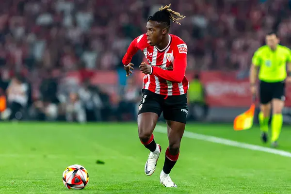 Seville, İspanya - 6 Nisan 2024: Athletic Club de Bilbao ile Real Mallorca arasındaki Copa del Rey futbol maçının finali. Bilbao Atletizm Kulübü için zafer. Nico Williams futbol oyuncusu.