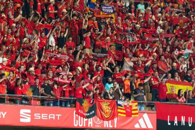 Seville, İspanya - 6 Nisan 2024: Athletic Club de Bilbao ile Real Mallorca arasındaki Copa del Rey futbol maçının finali. Maç boyunca Mallorca taraftarları.
