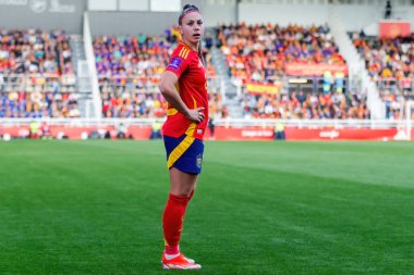 Burgos, İspanya - 9 Nisan 2024: İspanyol bayan futbol takımı ile Çek Cumhuriyeti arasında Burgos 'ta oynanan maç. Athenea topu aldı. Kadın futbolcular. Kadın Futbolu.