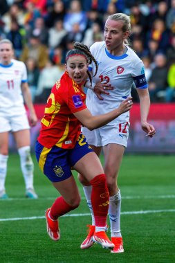 Burgos, İspanya - 9 Nisan 2024: İspanyol bayan futbol takımı ile Çek Cumhuriyeti arasında Burgos 'ta oynanan maç. Athenea topu aldı. Kadın futbolcular. Kadın Futbolu.