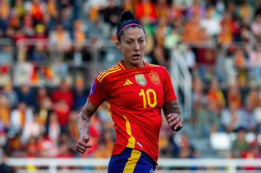 Burgos, İspanya - 9 Nisan 2024: İspanyol bayan futbol takımı ile Çek Cumhuriyeti arasında Burgos 'ta oynanan maç. Top Jenni Hermoso 'da. Kadın futbolcular. Kadın Futbolu.