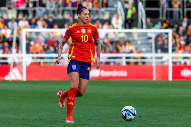 Burgos, İspanya - 9 Nisan 2024: İspanyol bayan futbol takımı ile Çek Cumhuriyeti arasında Burgos 'ta oynanan maç. Top Jenni Hermoso 'da. Kadın futbolcular. Kadın Futbolu.