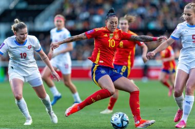 Burgos, İspanya - 9 Nisan 2024: İspanyol bayan futbol takımı ile Çek Cumhuriyeti arasında Burgos 'ta oynanan maç. Top Jenni Hermoso 'da. Kadın futbolcular. Kadın Futbolu.