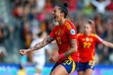 Burgos, İspanya - 9 Nisan 2024: İspanyol bayan futbol takımı ile Çek Cumhuriyeti arasında Burgos 'ta oynanan maç. Top Jenni Hermoso 'da. Kadın futbolcular. Kadın Futbolu.