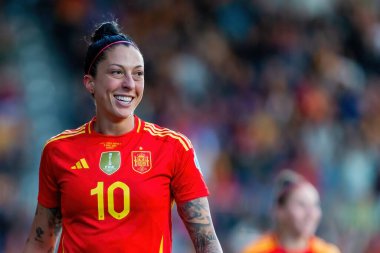 Burgos, İspanya - 9 Nisan 2024: İspanyol bayan futbol takımı ile Çek Cumhuriyeti arasında Burgos 'ta oynanan maç. Top Jenni Hermoso 'da. Kadın futbolcular. Kadın Futbolu.
