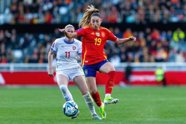 Burgos, İspanya - 9 Nisan 2024: İspanyol bayan futbol takımı ile Çek Cumhuriyeti arasında Burgos 'ta oynanan maç. Top Olga Carmona 'da. Kadın futbolcular. Kadın Futbolu.