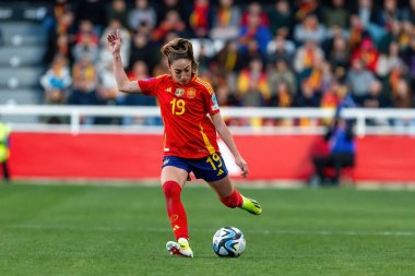 Burgos, İspanya - 9 Nisan 2024: İspanyol bayan futbol takımı ile Çek Cumhuriyeti arasında Burgos 'ta oynanan maç. Top Olga Carmona 'da. Kadın futbolcular. Kadın Futbolu.