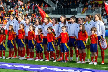 Burgos, İspanya - 9 Nisan 2024: İspanyol bayan futbol takımı ile Çek Cumhuriyeti arasında Burgos 'ta oynanan maç. Dünya şampiyonu. Kadın futbolcular. Kadın Futbolu.