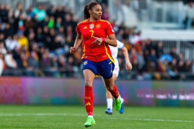 Burgos, İspanya - 9 Nisan 2024: İspanyol bayan futbol takımı ile Çek Cumhuriyeti arasında Burgos 'ta oynanan maç. Top Salma Paralluelo 'da. Kadın futbolcular. Kadın Futbolu.