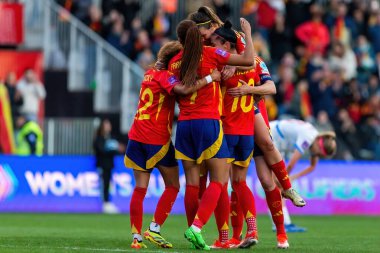 Burgos, İspanya - 9 Nisan 2024: İspanyol bayan futbol takımı ile Çek Cumhuriyeti arasında Burgos 'ta oynanan maç. Dünya şampiyonu. Kadın futbolcular. Kadın Futbolu.
