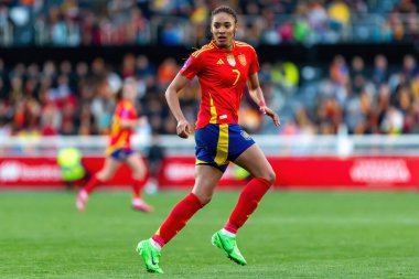 Burgos, İspanya - 9 Nisan 2024: İspanyol bayan futbol takımı ile Çek Cumhuriyeti arasında Burgos 'ta oynanan maç. Top Salma Paralluelo 'da. Kadın futbolcular. Kadın Futbolu.