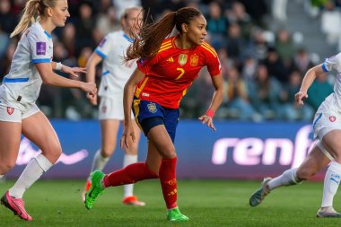 Burgos, İspanya - 9 Nisan 2024: İspanyol bayan futbol takımı ile Çek Cumhuriyeti arasında Burgos 'ta oynanan maç. Top Salma Paralluelo 'da. Kadın futbolcular. Kadın Futbolu.