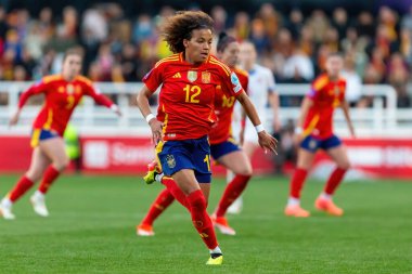 Burgos, İspanya - 9 Nisan 2024: İspanyol bayan futbol takımı ile Çek Cumhuriyeti arasında Burgos 'ta oynanan maç. Vicky topla birlikte. Kadın futbolcular. Kadın Futbolu.