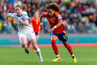 Burgos, İspanya - 9 Nisan 2024: İspanyol bayan futbol takımı ile Çek Cumhuriyeti arasında Burgos 'ta oynanan maç. Vicky topla birlikte. Kadın futbolcular. Kadın Futbolu.