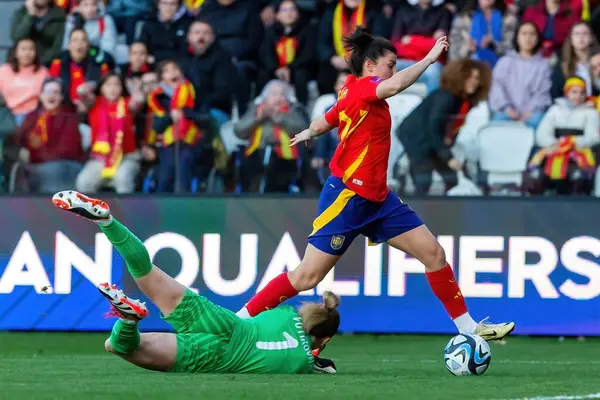 Burgos, İspanya - 9 Nisan 2024: İspanyol bayan futbol takımı ile Çek Cumhuriyeti arasında Burgos 'ta oynanan maç. Dünya şampiyonu. Kadın futbolcular. Kadın Futbolu.