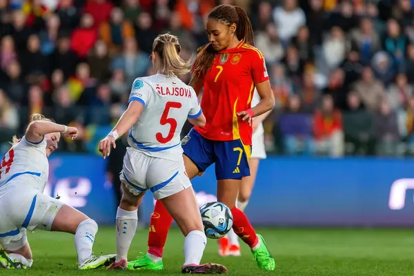 Burgos, İspanya - 9 Nisan 2024: İspanyol bayan futbol takımı ile Çek Cumhuriyeti arasında Burgos 'ta oynanan maç. Top Salma Paralluelo 'da. Kadın futbolcular. Kadın Futbolu.