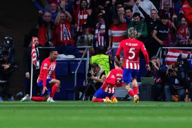 Madrid, İspanya - 10 Nisan 2024: Atletico de Madrid ve Borussia Dortmund arasında Şampiyonlar Ligi maçı. Alman takım oyuncuları. Avrupa futbolu. Şampiyonlar Ligi çeyrek finalleri.