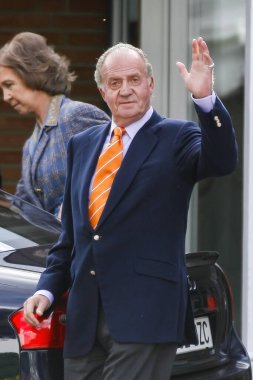 Madrid, İspanya... 2 Ekim 2017 'de fahri krallar Madrid' deki Ruber Internacional hastanesini ziyaret ettiler. Kral I. Juan Carlos Ruber hastanesinden ayrılıyor. İspanya Kralları.