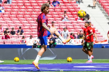 Madrid, İspanya - 13 Nisan 2024: Metropolitan 'da Atletico de Madrid ile Girona FC arasında oynanan lig maçı. Atletik oyuncular. Bir golü kutluyoruz profesyonel futbolcular..