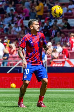 Madrid, İspanya - 13 Nisan 2024: Metropolitan 'da Atletico de Madrid ile Girona FC arasında oynanan lig maçı. Atletik oyuncular. Bir golü kutluyoruz profesyonel futbolcular..