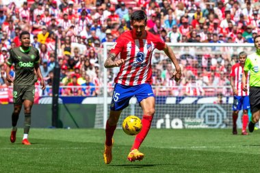 Madrid, İspanya - 13 Nisan 2024: Metropolitan 'da Atletico de Madrid ile Girona FC arasında oynanan lig maçı. Atletik oyuncular. Bir golü kutluyoruz profesyonel futbolcular..