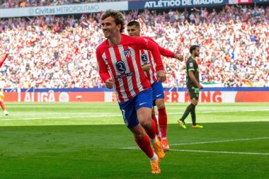 Madrid, İspanya - 13 Nisan 2024: Metropolitan 'da Atletico de Madrid ile Girona FC arasında oynanan lig maçı. Atletik oyuncular. Bir golü kutluyoruz profesyonel futbolcular..