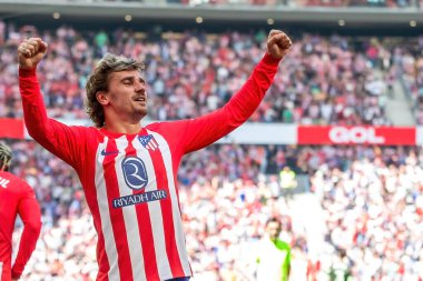 Madrid, İspanya - 13 Nisan 2024: Metropolitan 'da Atletico de Madrid ile Girona FC arasında oynanan lig maçı. Atletik oyuncular. Bir golü kutluyoruz profesyonel futbolcular..