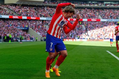 Madrid, İspanya - 13 Nisan 2024: Metropolitan 'da Atletico de Madrid ile Girona FC arasında oynanan lig maçı. Atletik oyuncular. Bir golü kutluyoruz profesyonel futbolcular..